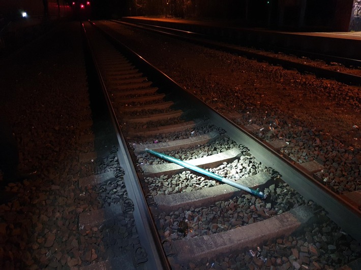 BPOLI MD: Gefährlicher Eingriff in den Bahnverkehr: Güterzug fährt über Eisenstange - Bundespolizisten stellen 17-jährigen Tatverdächtigen