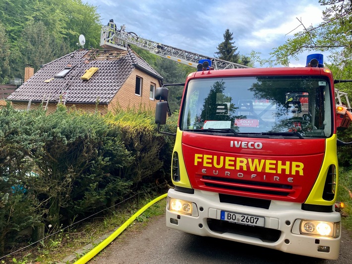 FW-BO: Dachstuhlbrand in Bochum Bergen