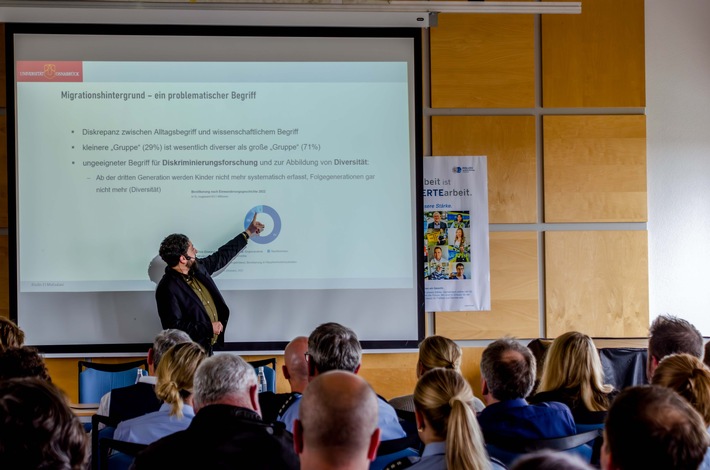 POL-DO: Professor El-Mafaalani im Polizeipräsidium Dortmund - Volle Aula zum Thema "Potenziale, Herausforderungen und Spannungsfelder in einer superdiversen Gesellschaft"
