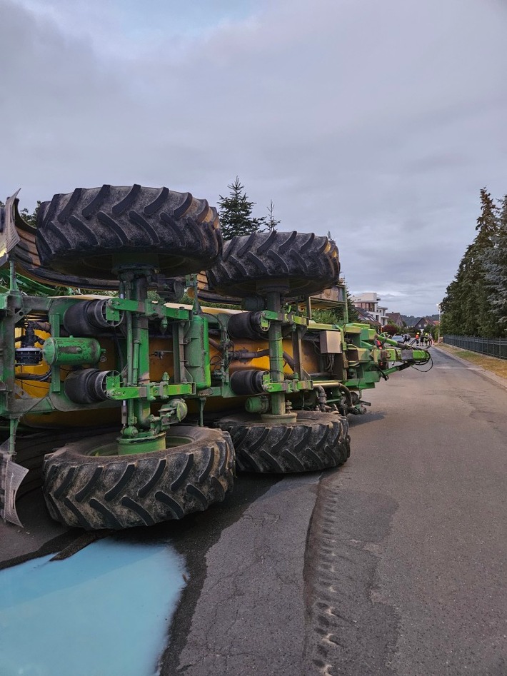 POL-HI: Landwirtschaftlicher Anhänger kippt um - Verkehrsunfall mit lang anhaltenden Bergungsmaßnahmen (Zeugenaufruf)