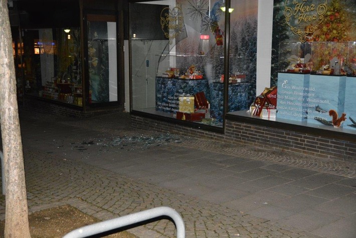 POL-HI: Schaufensterblitzeinbruch bei Galeria Kaufhof