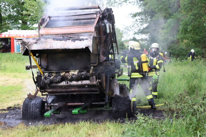 FFW Schiffdorf: Brennt Ballenpresse auf Weide: Landwirt handelt geistensgegenwärtig