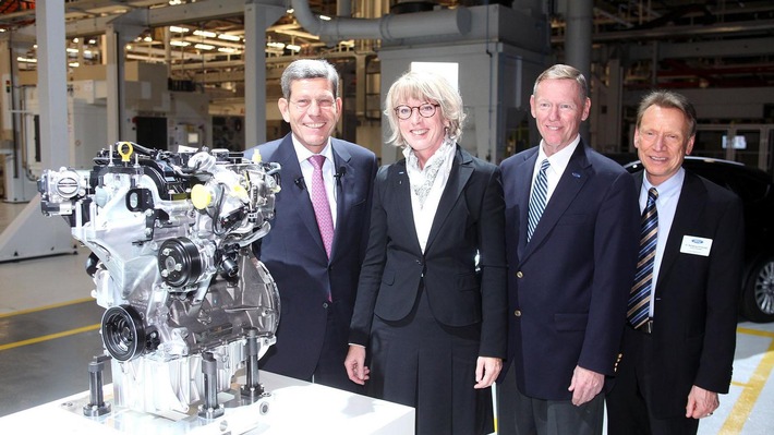 3-Zylinder Fox EcoBoost mit Ford-Werke-Chef Bernhard Mattes, Bürgermeisterin Elfi Scho-Antwerpes.jpg