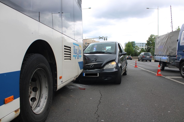 POL-DN: Pkw stieß gegen Bus