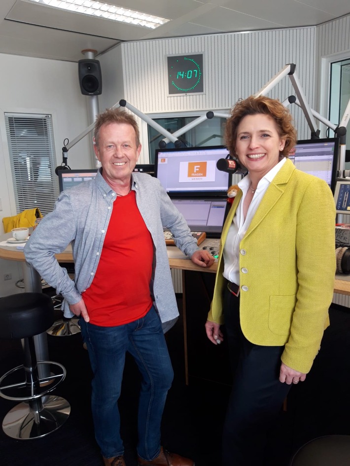 FDP-Europa-Kandidatin Nicola Beer im Podcast "FRAGEN WIR DOCH!": "Wir haben die ganzen letzten Jahre Steuermehreinnahmen erwirtschaftet, die nie wieder bei den Bürgern direkt angekommen sind!"