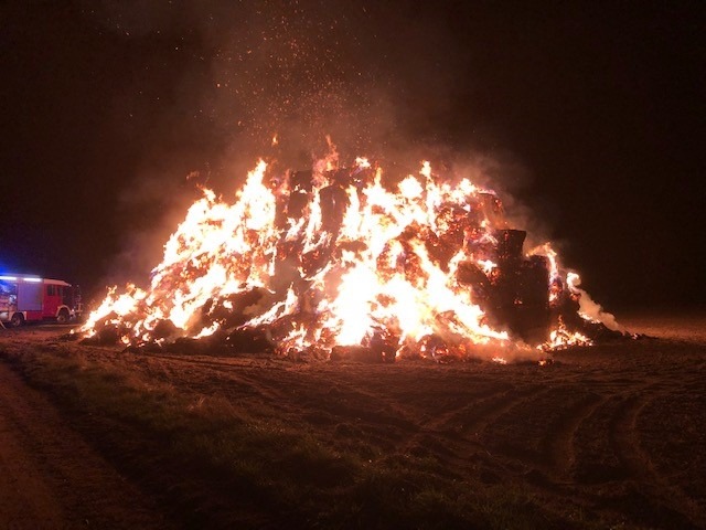 POL-PDLD: Brand von über 100 Strohballen