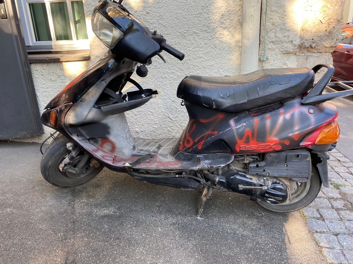 POL-AA: Rems-Murr-Kreis: Rollerfahrer geflüchtet, Unfälle & Autos beschädigt