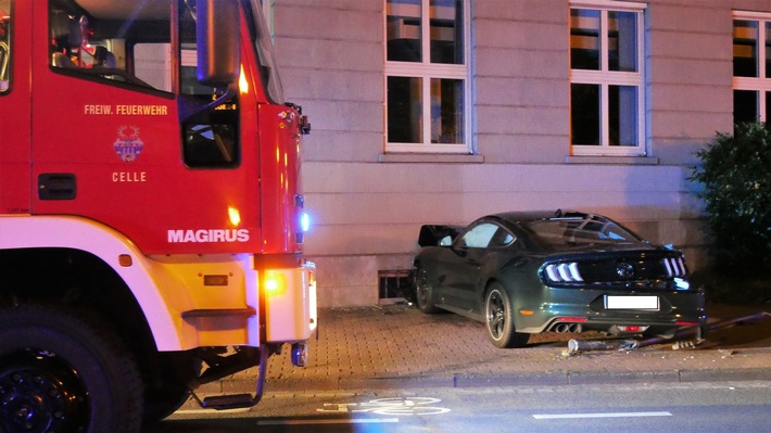 FW Celle: Verkehrsunfall - PKW gegen Hauswand