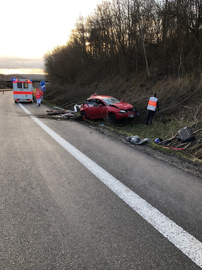 POL-PDPS: Verkehrsunfall wegen geplatzten Reifen