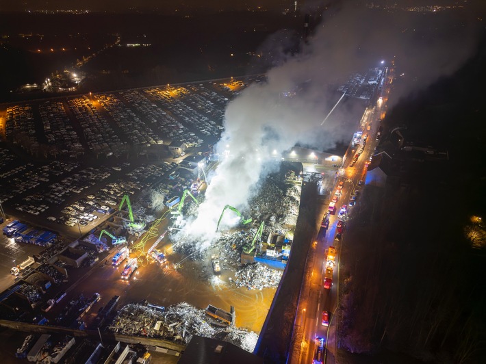 FW-E: Großbrand auf Schrottplatz in Essen - Rauchentwicklung zieht über das östliche Ruhrgebiet