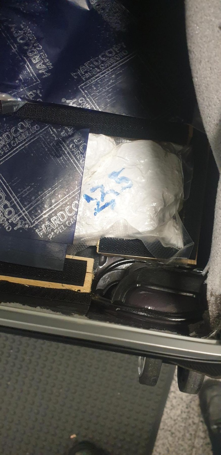 BPOLD FRA: Kokain für 120.000 Euro im Kofferboden versteckt