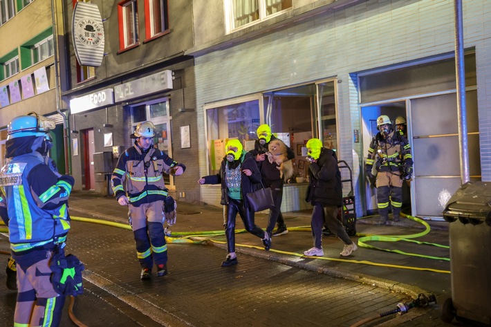 FW-E: Wohnungsbrand im Stadtkern - Rettung in letzter Sekunde