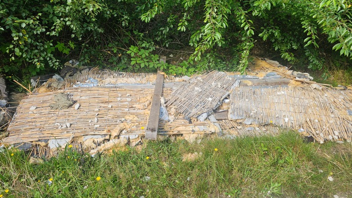 POL-CUX: Illegale Abfallentsorgung von alten Baustoffen in Drangstedt (Foto im Anhang)