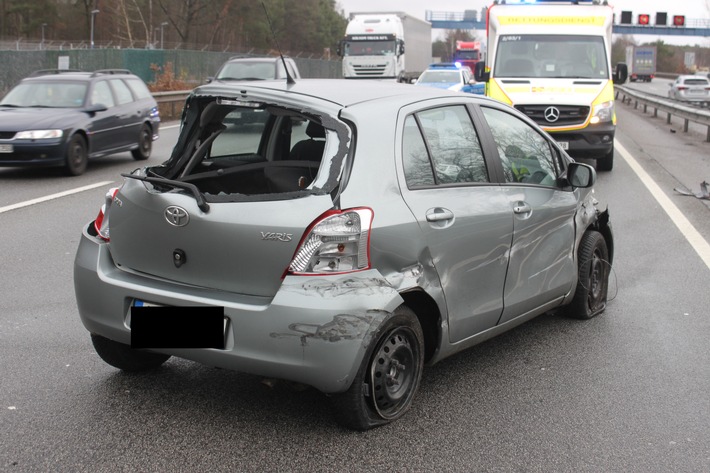 POL-PDKL: A6/Kaiserslautern, Nach Fahrstreifenwechsel Pkw gerammt