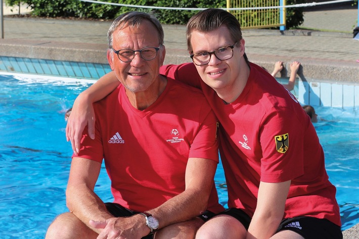 DLRG Duo bei den Special Olympics World Games: Schwimmer Simon Rupp und Trainer Thomas Türk aus Grefrath vertreten Deutschland