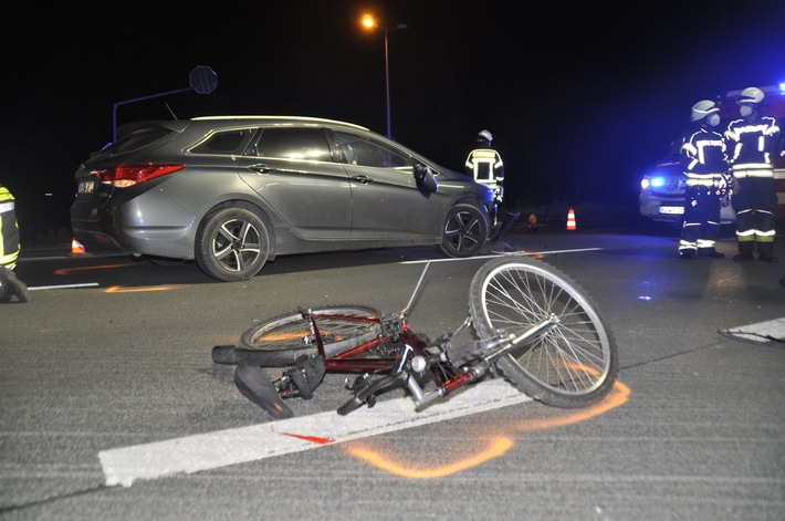 FW-KLE: Verkehrsunfall auf Bundesstraße: Radfahrer wird schwer verletzt