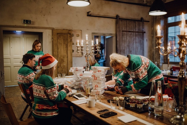 Weihnachtshelfer von Kaufland bringen Kinderaugen zum Leuchten: Vorzeitige Bescherung bei "buntkicktgut" in Berlin