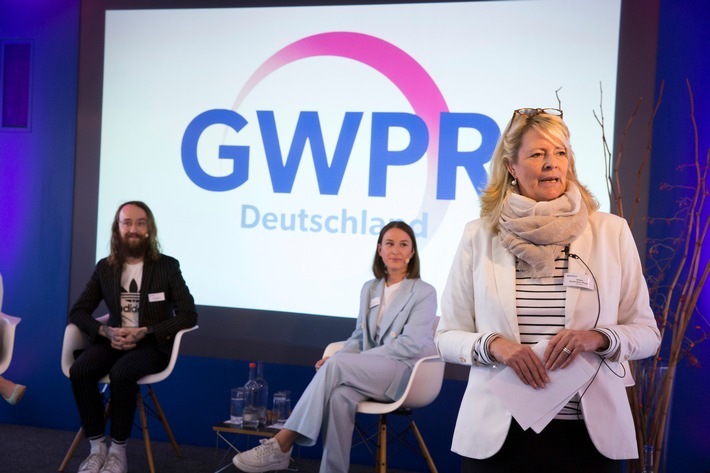 Networking-Treffen des Frauen-Netzwerks Global Women in PR bei Beiersdorf am 25.09.2018 in Hamburg, im Bild von rechs nach links: Inken Hollmann-Peters (Kommunikationschefin von Beiersdorf, Gründungsmitglied der GWPR und Gastgeberin der Veranstaltung), Louisa Grotkamp (Bloggerin und Influencerin, Louisa by Louisa) und Felix Hummel (Influencer, Gründer und Geschäftsführer der BuzzBird GmbH) Weiterer Text über ots und www.presseportal.de/nr/127418 / Die Verwendung dieses Bildes ist für redaktionelle Zwecke honorarfrei. Veröffentlichung bitte unter Quellenangabe: "obs/GWPR/henriette pogoda"