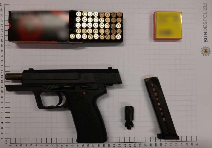 BPOL NRW: Mann mit Waffe im Zug - Bundespolizisten stellen Verdächtigen