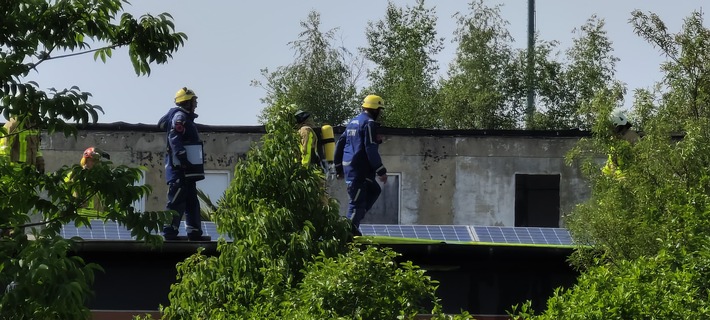 FW Grevenbroich: Feuerwehr Grevenbroich löscht Dachstuhlbrand in Kapellen