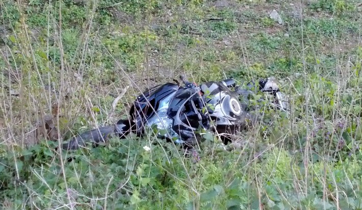 POL-MI: Motorradfahrer (33) aus Löhne rutscht Abhang hinunter