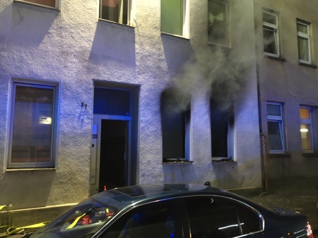 FW-GE: Massive Rauchentwicklung bei Wohnungsbrand in Schalke