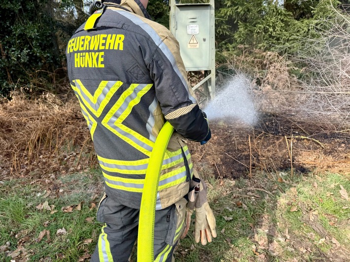 FW Hünxe: Vegetationsbrand nach Defekt am Strommast - Anwohner verhindern Ausbreitung