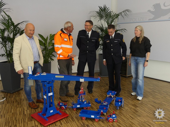 POL-RT: Spende von selbstgebauten Holzspielzeugen durch ehemaligen Bauunternehmer an das Polizeipräsidium Reutlingen