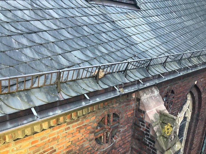 FW-GE: "Tier in Notlage" / Feuerwehr Gelsenkirchen rettet eingeklemmten Falken vom Dach der Probsteikirche