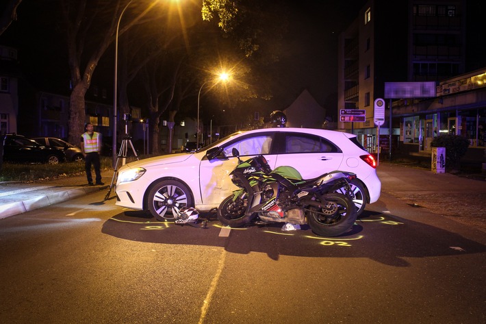 POL-BO: Auto und Motorrad stoßen zusammen - zwei Schwerverletzte