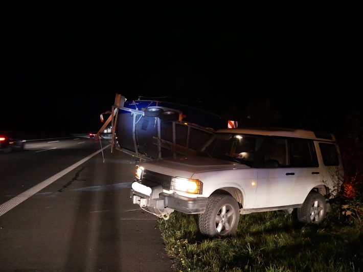 POL-ROW: ++ Nach Unfall auf der Hansalinie - Boot im Seitenraum der A1 ++ Autodiebstahl misslingt ++ Mit über drei Promille auf der Autobahn ++