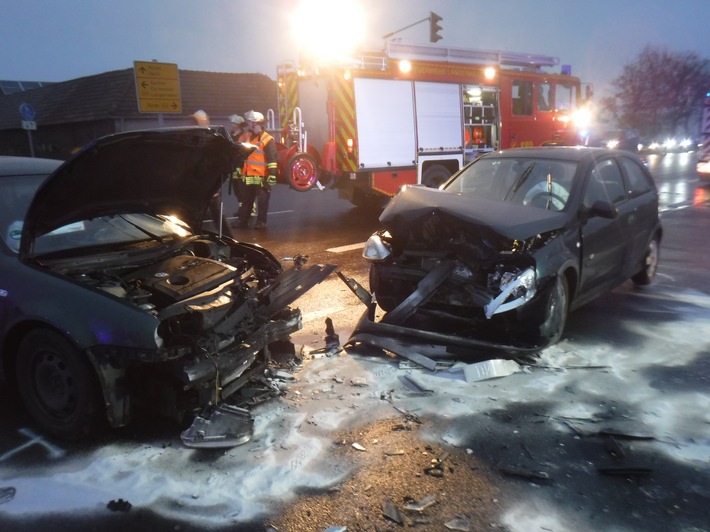 POL-DN: Schwerer Verkehrsunfall auf der B 264
