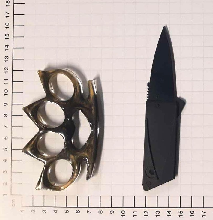 BPOL NRW: 17-Jähriger mit Messer und Schlagring bewaffnet - Bundespolizei stellt mehrere gefährliche Gegenstände sicher