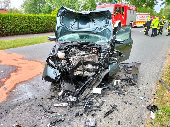 POL-CUX: Schwerer Verkehrsunfall auf der Landesstraße 129 zwischen Mulsum und Wremen - Drei Personen verletzt, eine davon lebensgefärhlich (Lichtbild in der Anlage)