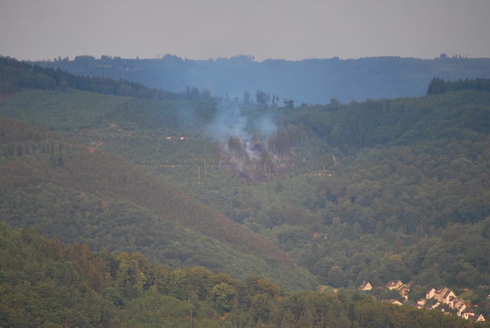 FW-MK: Feuerwehr Iserlohn unterstützt bei Waldbrand in Altena