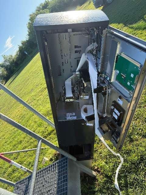 POL-STD: Drochtersen: Parkscheinautomat am Außendeich schwer beschädigt - Polizei sucht Zeugen
