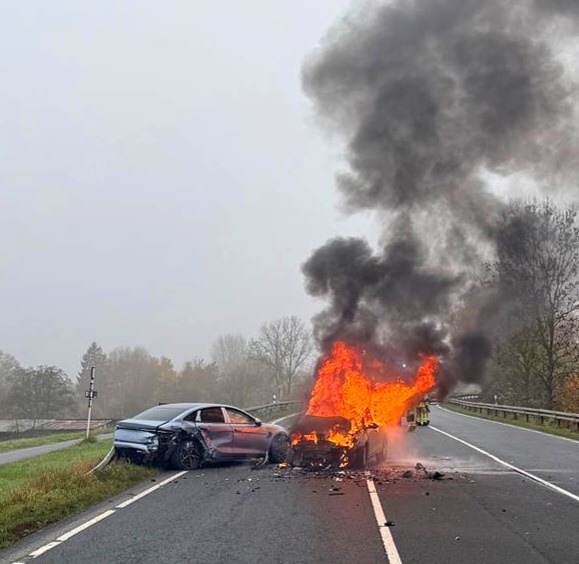 POL-WHV: Schwerer Verkehrsunfall im Begegnungsverkehr auf dem Friesendamm