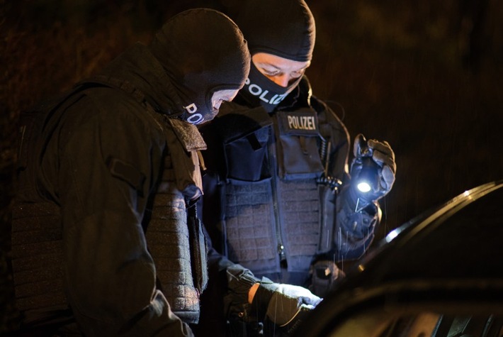 Bundespolizeidirektion München: Staatsanwaltschaft Traunstein und Bundespolizei gelingt Schlag gegen mutmaßliche Schleuserbande - bei Durchsuchungen in Tschechien insgesamt vier Beschuldigte festgenommen