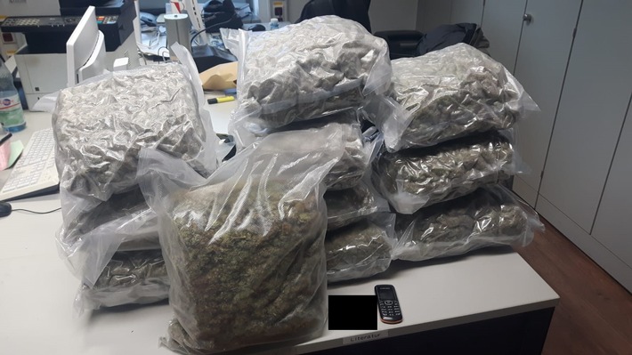 POL-D: Pressemeldung der Polizei Viersen: BAB 52- Niederkrüchten-Elmpt: Fast 12 Kilo Marihuana sichergestellt- Festnahme- Foto hängt an