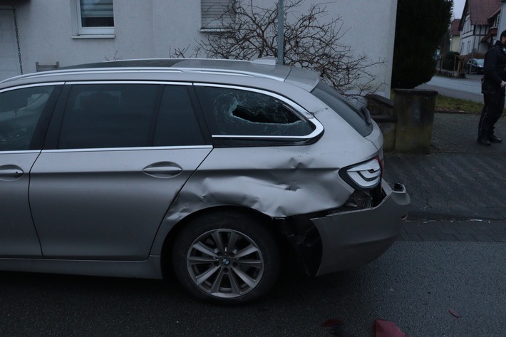 POL-HF: Unfallverursacher flüchtet- Beschädigung an geparkten BMW