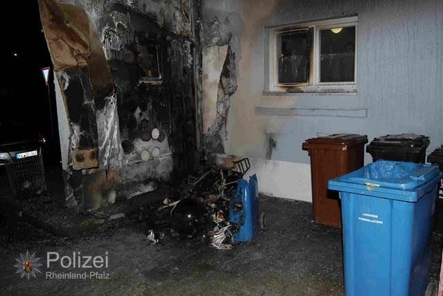 POL-PPWP: Nach Brand in Mehrfamilienhaus - Polizei richtet Ermittlungsgruppe ein
Gemeinsame Pressemitteilung der Staatsanwaltschaft und der Polizei