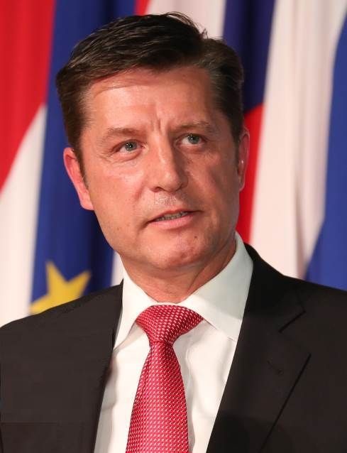 EBI GLOBAL TOP 100 Brand Corporations 2025: Technologie und KI treiben weltweites Markenwertwachstum – Luxus und Energie unter Druck