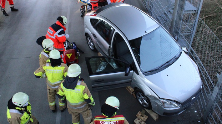 POL-RBK: Bergisch Gladbach - Verkehrsunfall im Parkhaus eines Krankenhauses - Fahrerin schwer verletzt