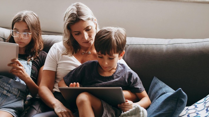 Begleitete Mediennutzung zuhause (Helena Lopes / Pexels) / Weiterer Text über ots und www.presseportal.de/nr/66501 / Die Verwendung dieses Bildes für redaktionelle Zwecke ist unter Beachtung aller mitgeteilten Nutzungsbedingungen zulässig und dann auch honorarfrei. Veröffentlichung ausschließlich mit Bildrechte-Hinweis.