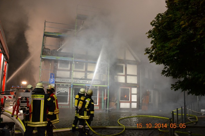 POL-HOL: Holzminden - Innenstadt: Brand eines Fachwerkhauses verursacht hohen Sachschaden - Feuerwehr mit starken Kräften im Einsatz / Brandursache unklar -