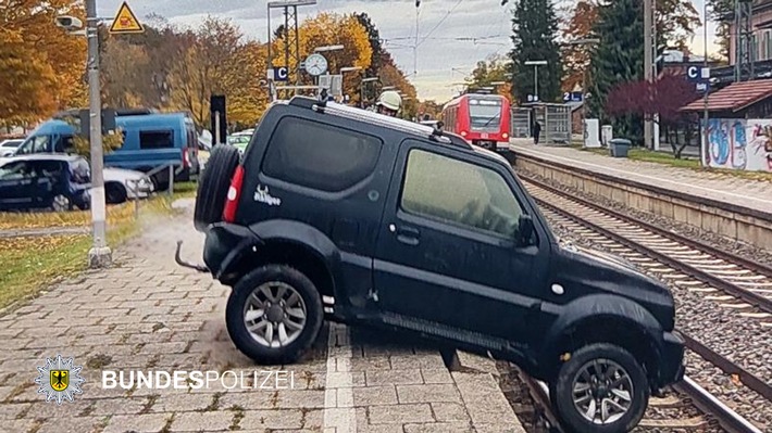 Bundespolizeidirektion München: Auto im Gleis / Gleissperrung in Feldafing