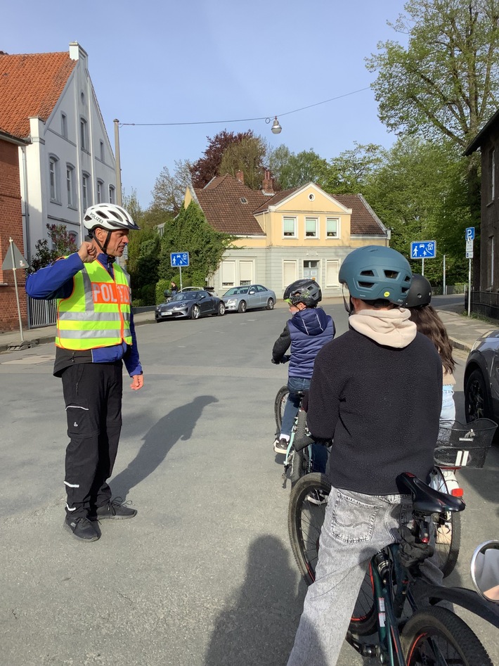 POL-NI: Nienburg - Sicher durch den Stadtverkehr: Nienburger Viertklässler meistern Fahrradtraining auf realen Straßen
