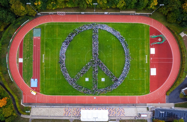 »augen auf! für menden« bildet größtes Peace-Zeichen aus Menschen und holt mit 4.172 Personen den RID-Weltrekord
