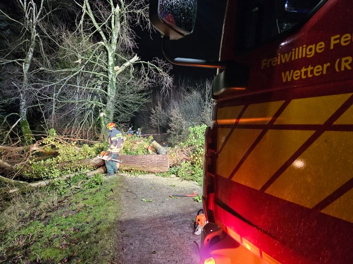 FW-EN: Wetter - Sturm "Bernd" sorgt für sieben Einsätze