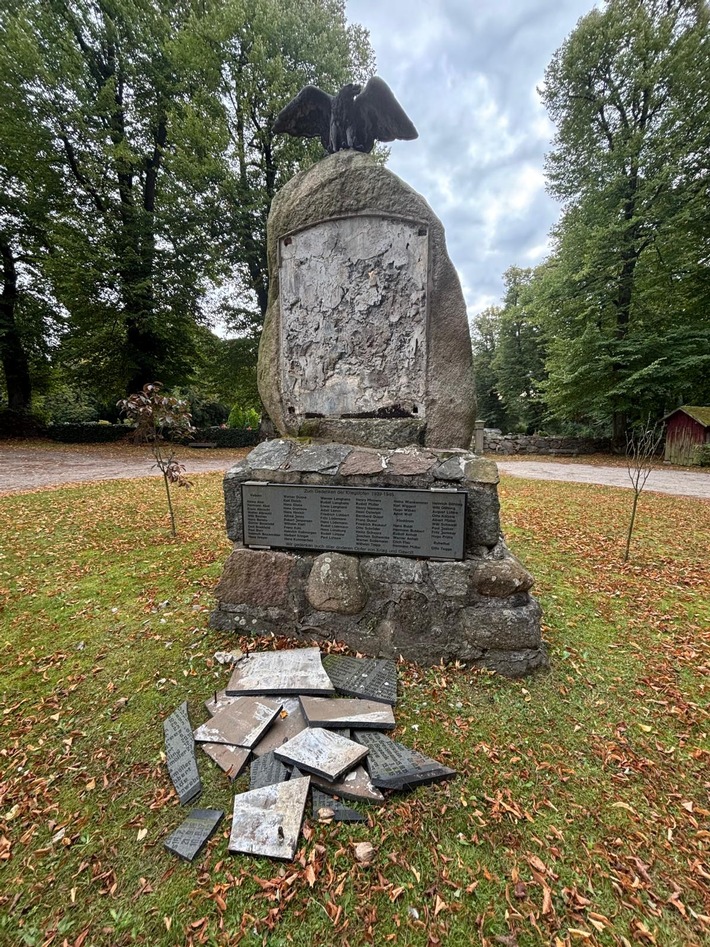 POL-HRO: Gedenktafel auf Vellahner Friedhof beschädigt